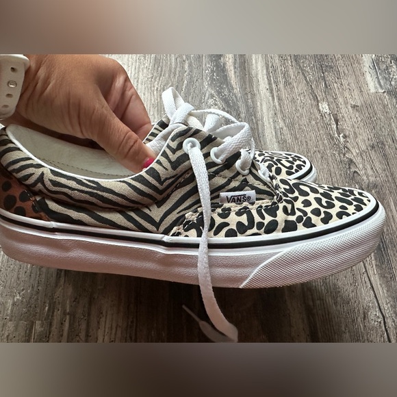 Women’s size 6.5 Vans - Picture 2 of 4